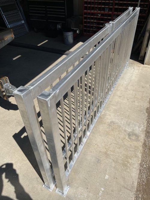 Garde en aluminium pour garage résidentiel sur mesure (4/5)